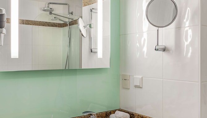 Radisson Blu Hotel, Karlsruhe - Superior Room bathroom