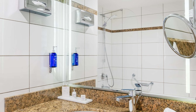 Radisson Blu Hotel, Karlsruhe - Standard Room bathroom