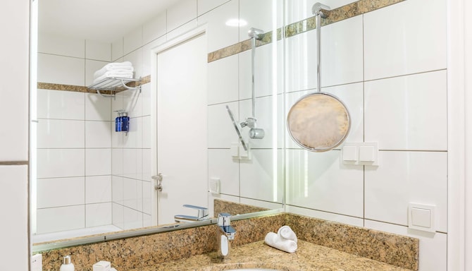 Radisson Blu Hotel, Karlsruhe - Standard Room bathroom