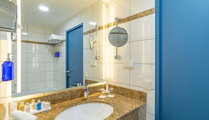 Radisson Blu Hotel, Karlsruhe - One-bedroom Apartment - Bathroom