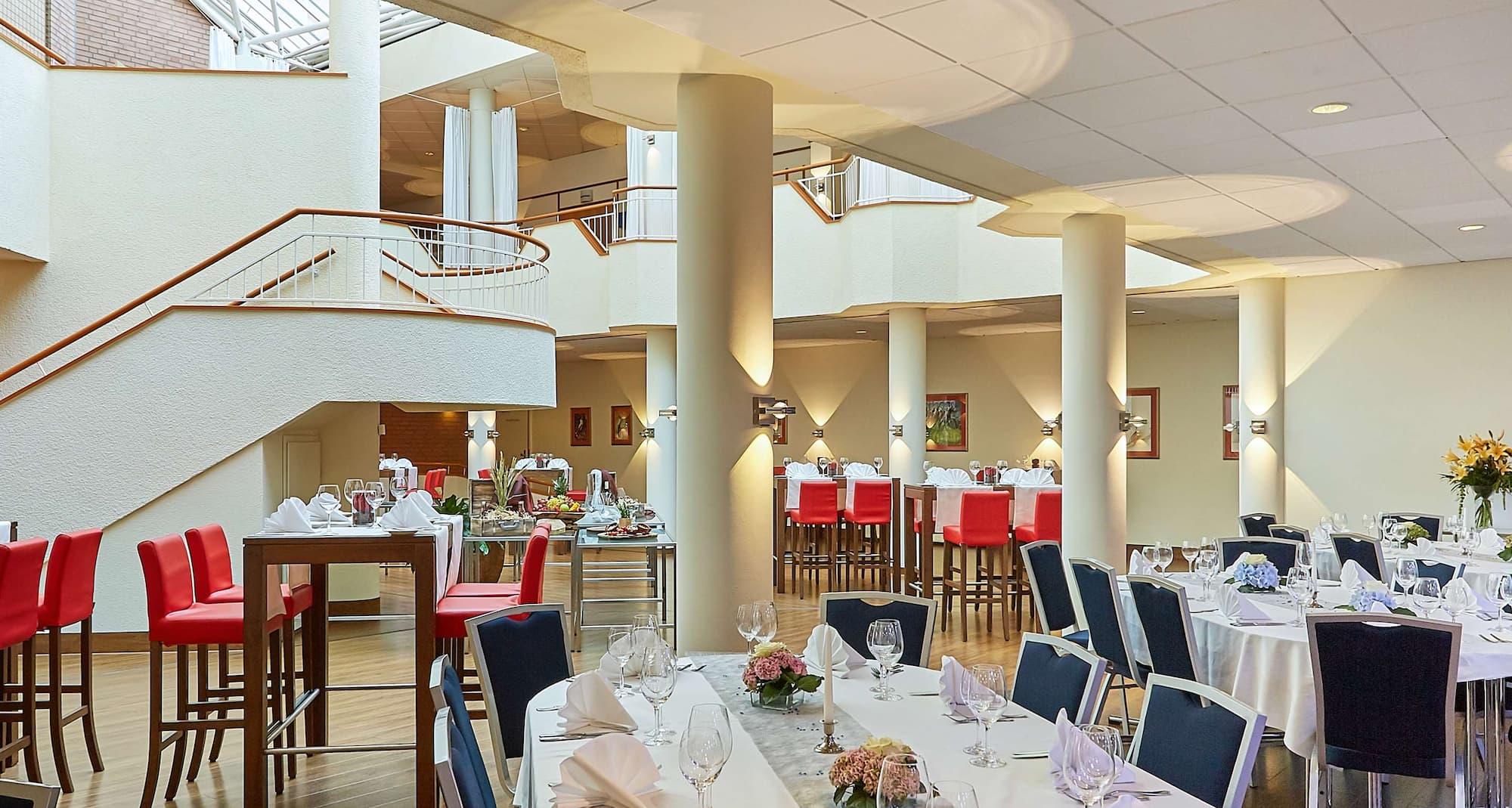 Radisson  Blu Hotel, Karlsruhe - Atrium - gemischte Sitzgelegenheiten