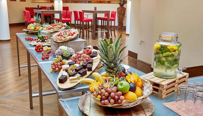 Radisson Blu Hotel, Karlsruhe - Atrium - coffee break set-up