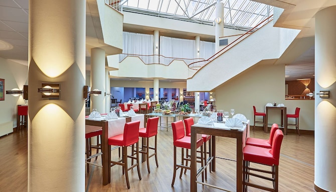 Radisson Blu Hotel, Karlsruhe - Atrium - highboy seating