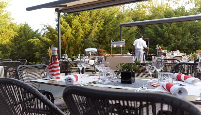Radisson Blu Hotel, Karlsruhe - Rhapsody Terrace Restaurant Day BBQ Table Chef in Background