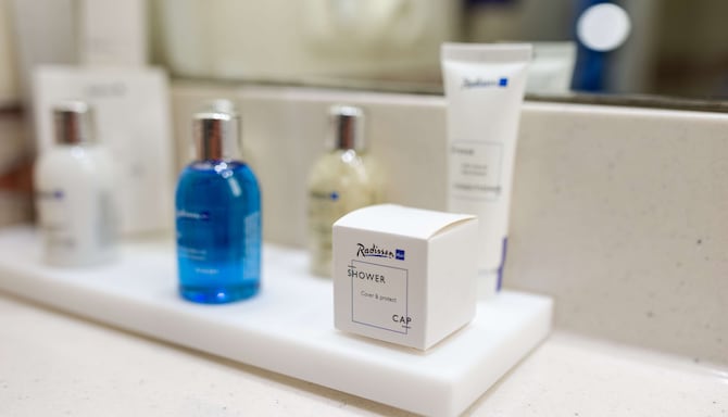 Radisson Blu Hotel, Karlsruhe - Suite bathroom amenities
