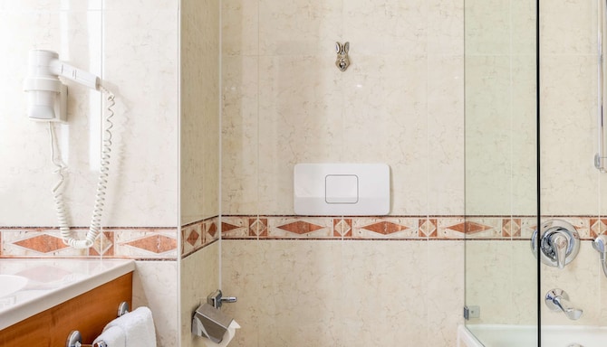 Radisson Blu Hotel, Karlsruhe - Suite bathroom