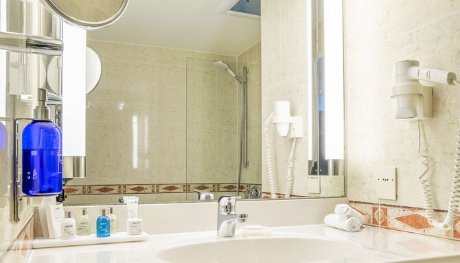 Radisson Blu Hotel, Karlsruhe - Suite bathroom