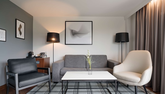 Radisson Blu Hotel, Karlsruhe - Suite - Living Room