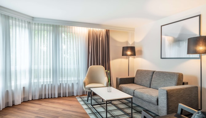 Radisson Blu Hotel, Karlsruhe - One Bedroom Suite living room