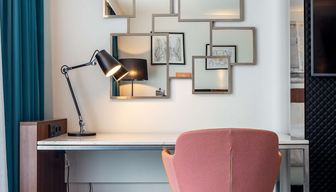 Radisson Blu Hotel, Karlsruhe - One Bedroom Suite desk