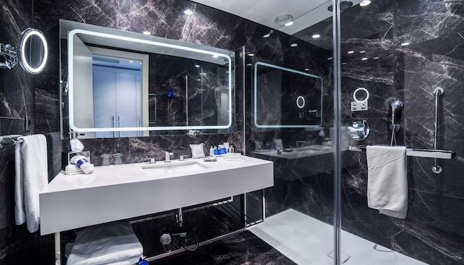 Radisson Blu Hotel, Kayseri - Family Room bathroom