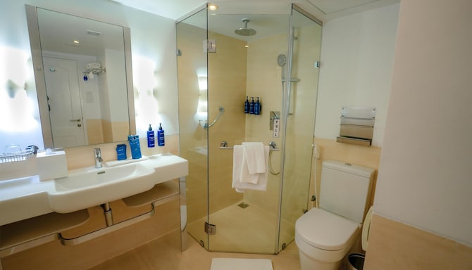 Radisson Blu Hotel, Kochi - Guest Room Bath