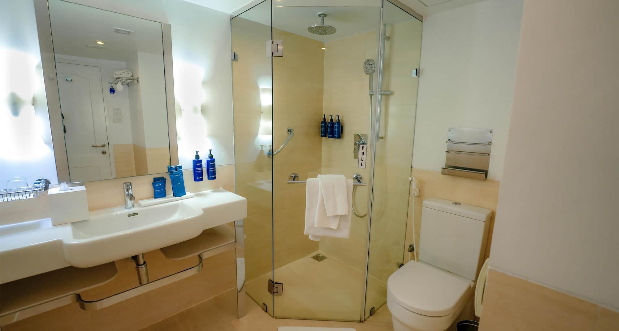 Radisson Blu Hotel, Kochi - Guest Room Bath