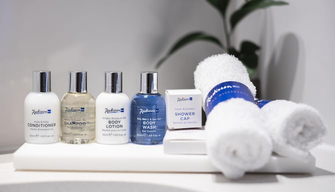 Radisson Blu Hotel, Kochi - RDB Bathroom amenities