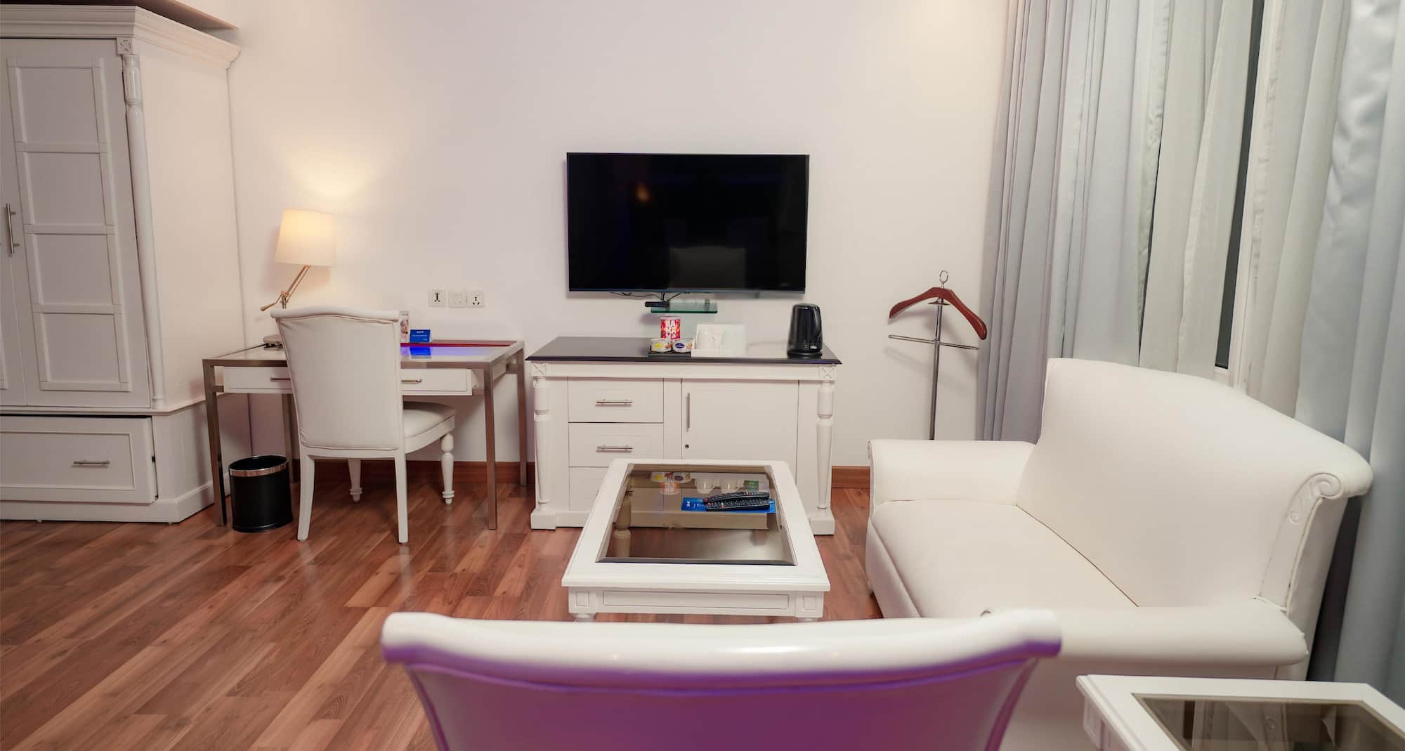 Radisson Blu Hotel, Kochi - Business Class Room Living