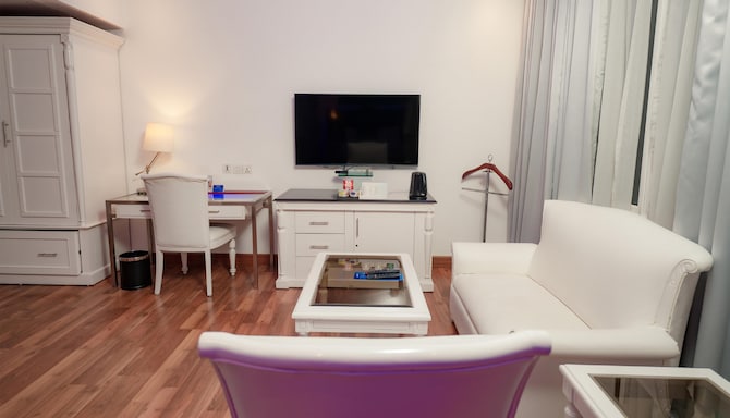 Radisson Blu Hotel, Kochi - Business Class Room Living