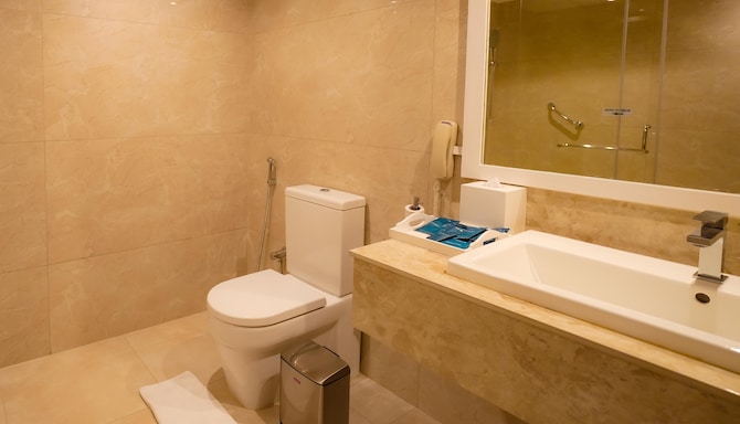 Radisson Blu Hotel, Kochi - Executive Suite Washroom