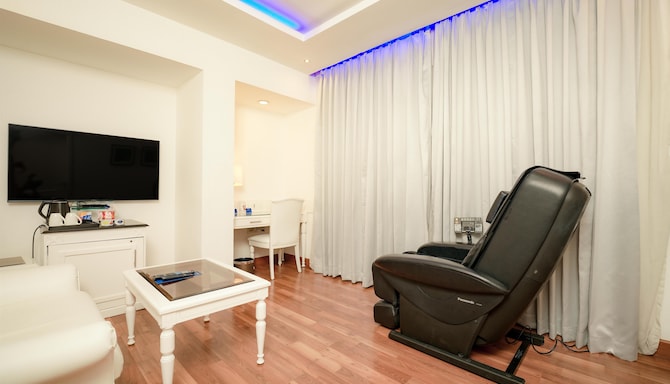 Radisson Blu Hotel, Kochi - Junior Suite Living