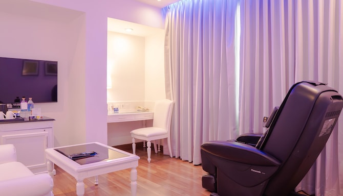 Radisson Blu Hotel, Kochi - Junior Suite Living Room