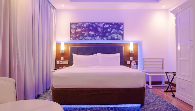 Radisson Blu Hotel, Kochi - Junior Suite Bedroom