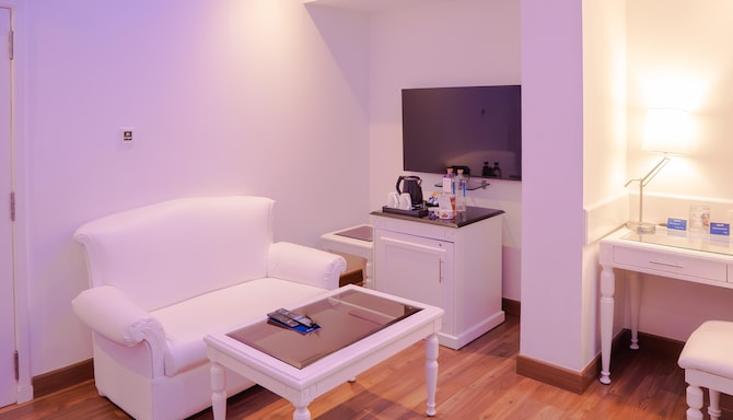 Radisson Blu Hotel, Kochi - Junior Suite Living Room