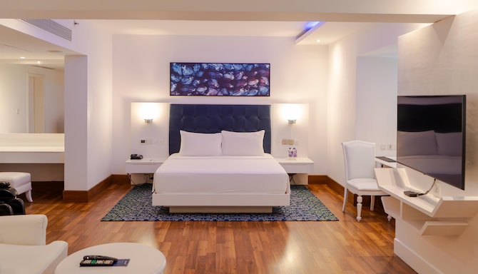 Radisson Blu Hotel, Kochi - Executive Suite Bedroom