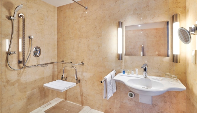 Radisson Blu Hotel, Krakow - Accessible bathroom