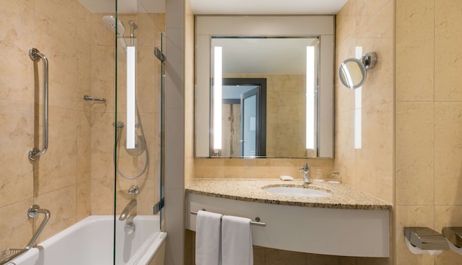 Radisson Blu Hotel, Krakow - Bathroom