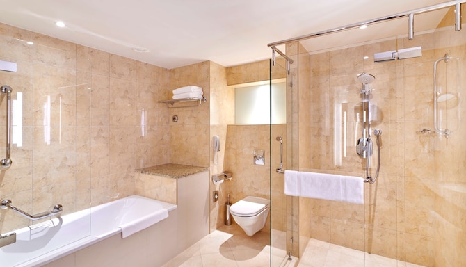 Radisson Blu Hotel, Krakow - Junior suite bathroom