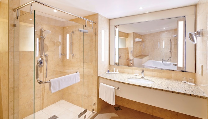 Radisson Blu Hotel, Krakow - Junior suite bathroom