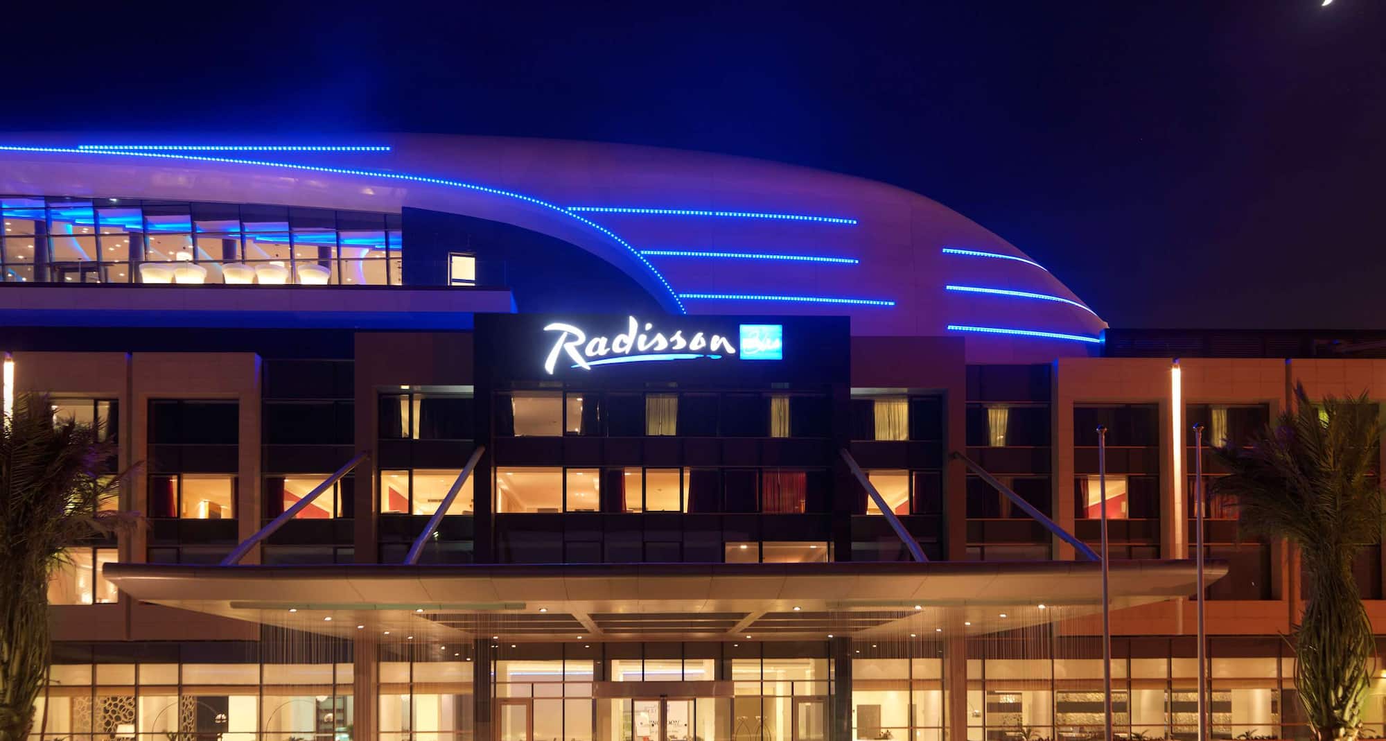 Radisson Blu Hotel, Kuwait - Exterior entrance