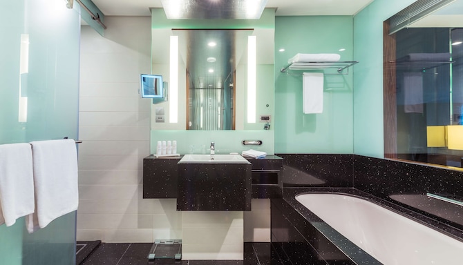 Radisson Blu Hotel, Kuwait - Guest room bathroom