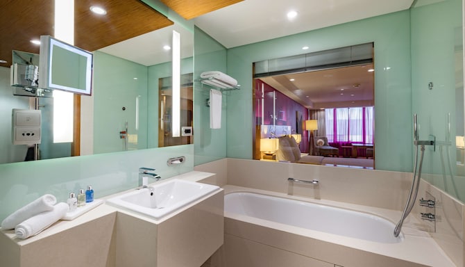 Radisson Blu Hotel, Kuwait - Superior Room bathroom