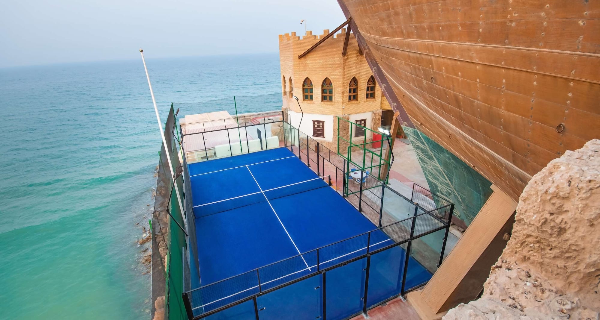 فندق راديسون بلو، الكويت، ملعب تنس بادل في مركز اللياقة البدنية