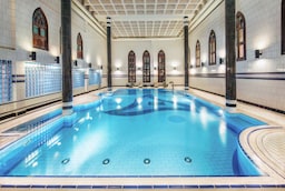 فندق راديسون بلو، الكويت، حمام سباحة داخلي مُغطى