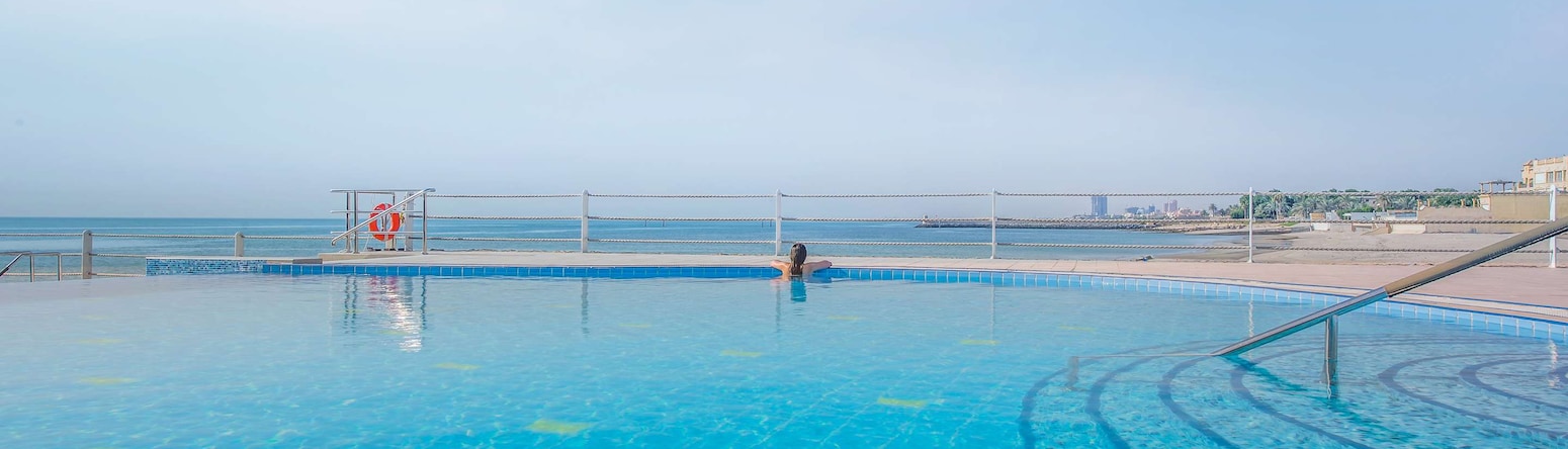 Radisson Blu Hotel, Kuwait - Azur swimming pool