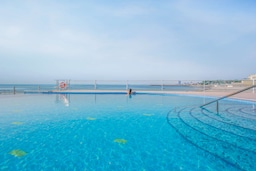 Radisson Blu Hotel, Kuwait - Azur swimming pool