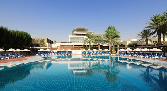 Radisson Blu Hotel, Kuwait - Poolutsikt