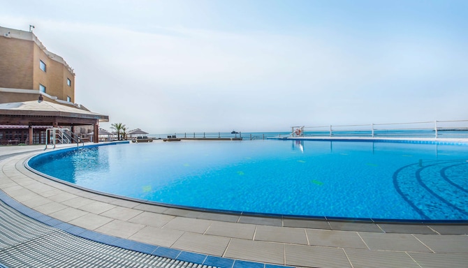Radisson Blu Hotel, Kuwait - Pool