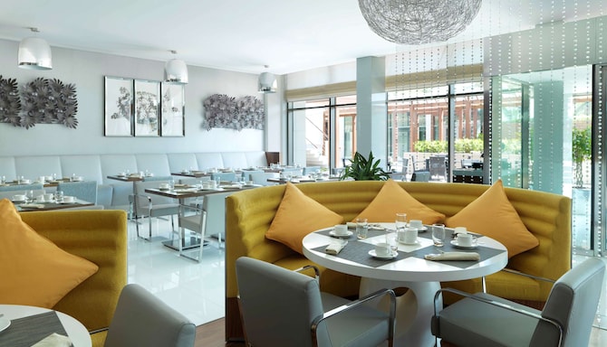 Radisson Blu Hotel, Kuwait - Restaurant Al Bustan