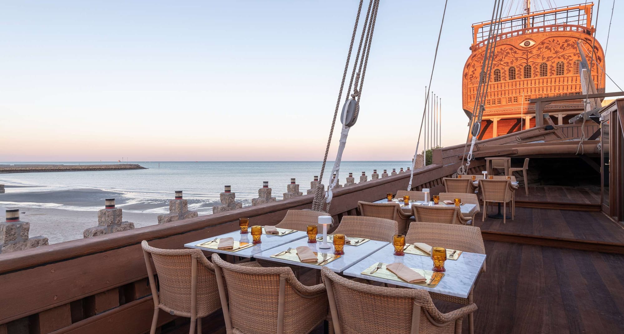 Radisson Blu Hotel, Kuwait - Al Boom Restaurant Outdoor Deck