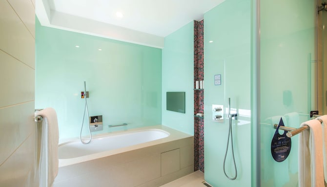 Radisson Blu Hotel, Kuwait - Suite Bathroom