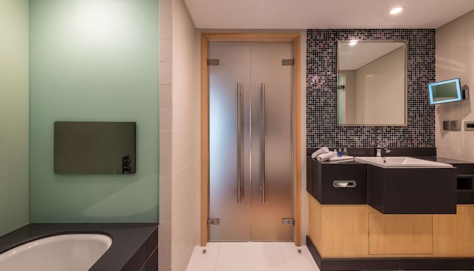 Radisson Blu Hotel, Kuwait - Junior Suite bathroom