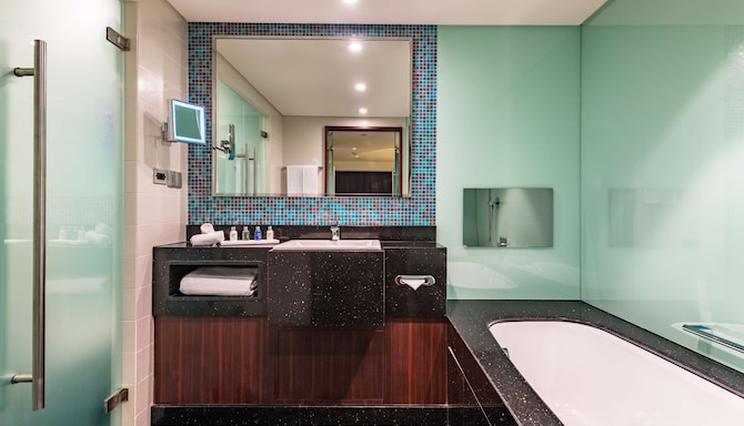Radisson Blu Hotel, Kuwait - Suite bathroom