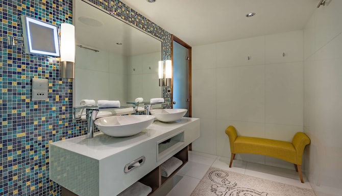 Radisson Blu Hotel, Kuwait - Presidential Suite bathroom