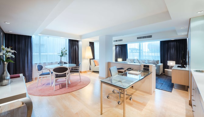Radisson Blu Hotel, Kuwait - Suite with lounge access