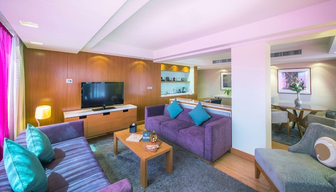 Radisson Blu Hotel, Kuwait - Suite with lounge access