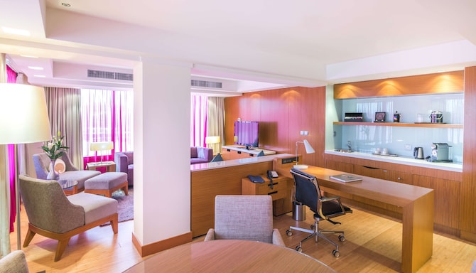 Radisson Blu Hotel, Kuwait - Suite with lounge access
