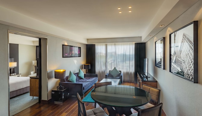 Radisson Blu Hotel, Kuwait - Suite with lounge access