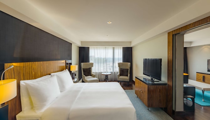 Radisson Blu Hotel, Kuwait - Suite with lounge access
